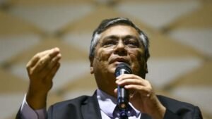Ministro da Justiça Flávio Dino enfrenta pedido de impeachment após encontros com esposa de líder do Comando Vermelho