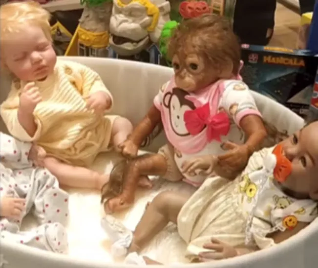 Racismo? Shopping do Rio de Janeiro é denunciado por brinquedos na vitrine