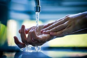 Vazamento de adutora deixa oito cidades sem água