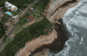 Alerta: falésia corre risco de novos desmoronamentos
