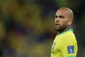 Daniel Alves paga fiança de 1 milhão de euros e pode ser solto, diz jornal