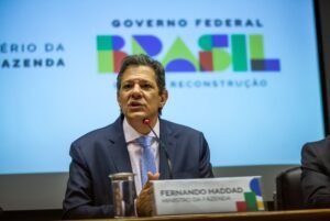 Governo Federal prevê salário mínimo de R$ 1.502 para 2025