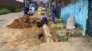 Operação tapa buracos atende ao bairro Felipe Camarão 