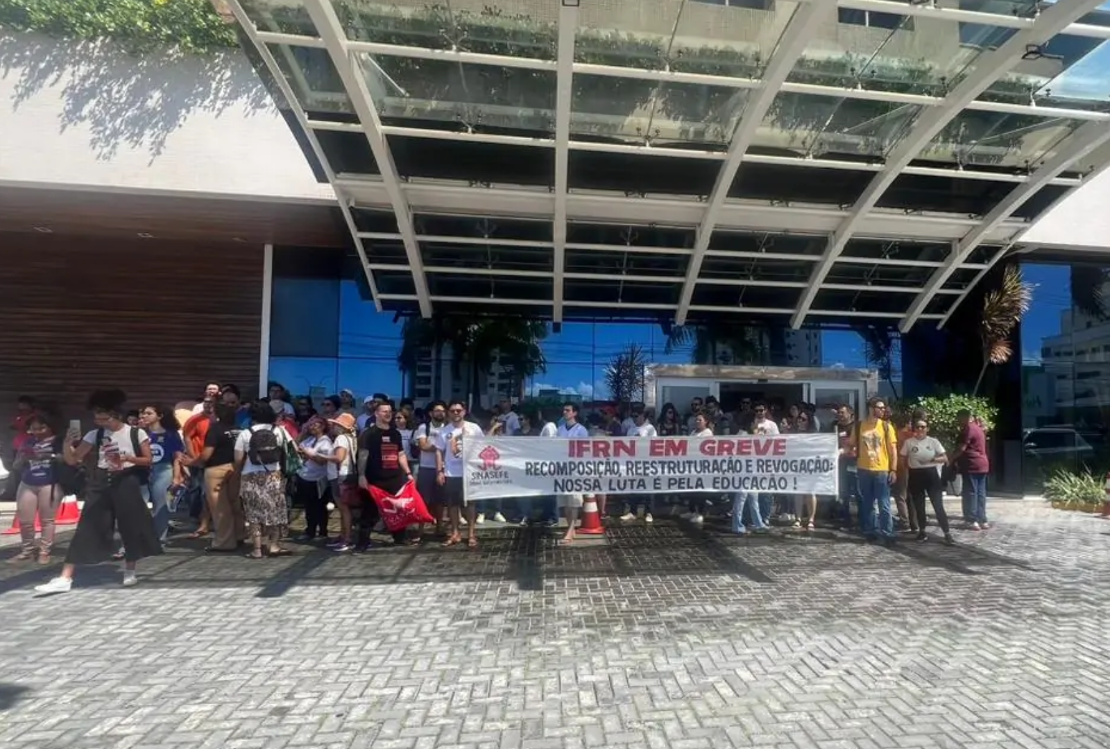 Servidores da educação federal protestam em Natal durante a visita de ministro