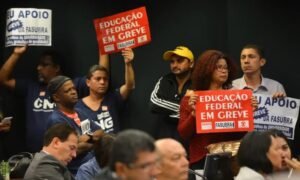 Reajuste Federal: servidores da educação iniciam greve na quarta-feira (3)