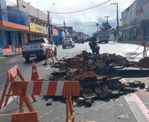 Cratera deixa trânsito lento na avenida Coronel Estevam