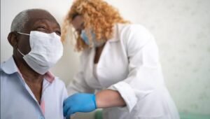 Brasil possui  1ª vacina para prevenção das infecções pelo VSR em pessoas acima de 60 anos