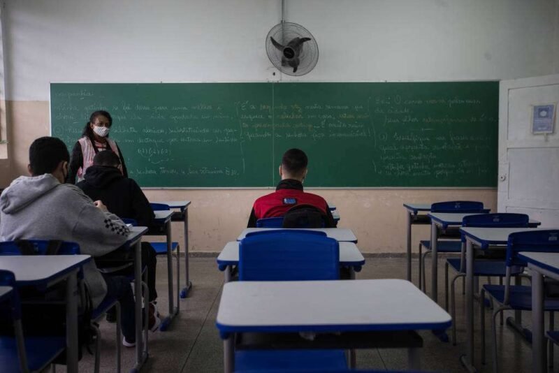 Relatório propõe ampliação da formação básica do ensino médio para 2,2 mil horas