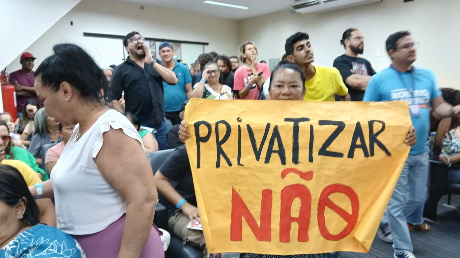 População da Redinha protesta na Câmara Municipal contra privatização