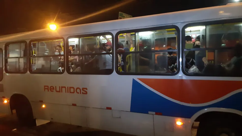 Homem anuncia assalto em ônibus e acaba sendo espancado e preso em Natal