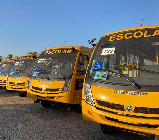 Governo do RN entrega novos ônibus escolares para substituir veículos queimados nos ataques de 2023