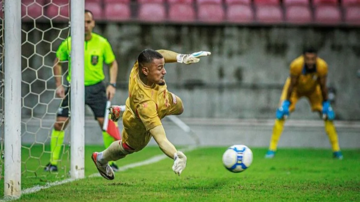 Goleiro do América é alvo de ofensas racistas após eliminação na Série D