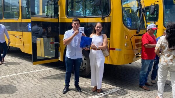 Florânia recebe novo ônibus escolar