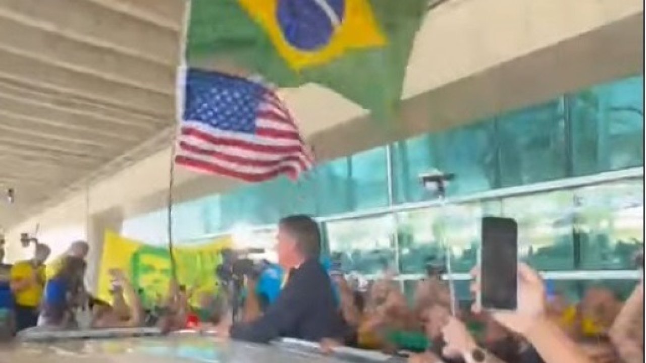 Bolsonaro chega a Natal e aeroporto lota