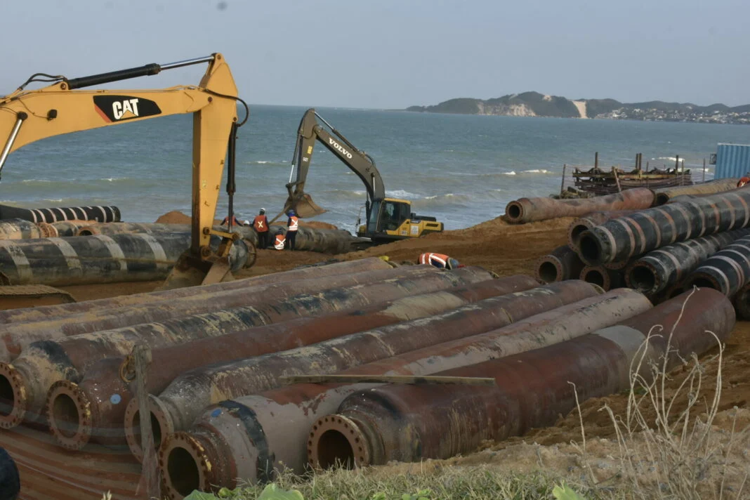 Montagem da tubulação para Engorda da Praia de Ponta Negra avança, com expectativa de início das obras no final de agosto