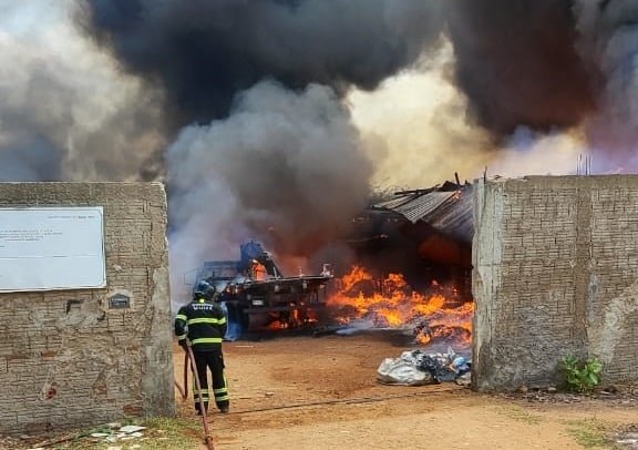 Bombeiros combatem incêndio em Mossoró