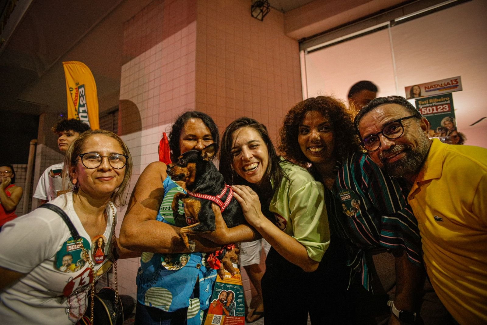 Natália Bonavides assina carta de compromisso com a causa animal em reunião com protetores na ZN