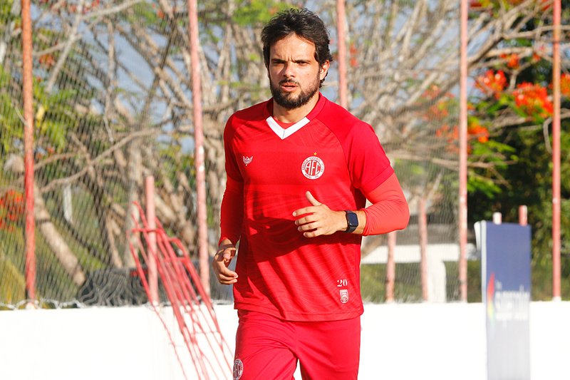 Norberto anuncia saída do América