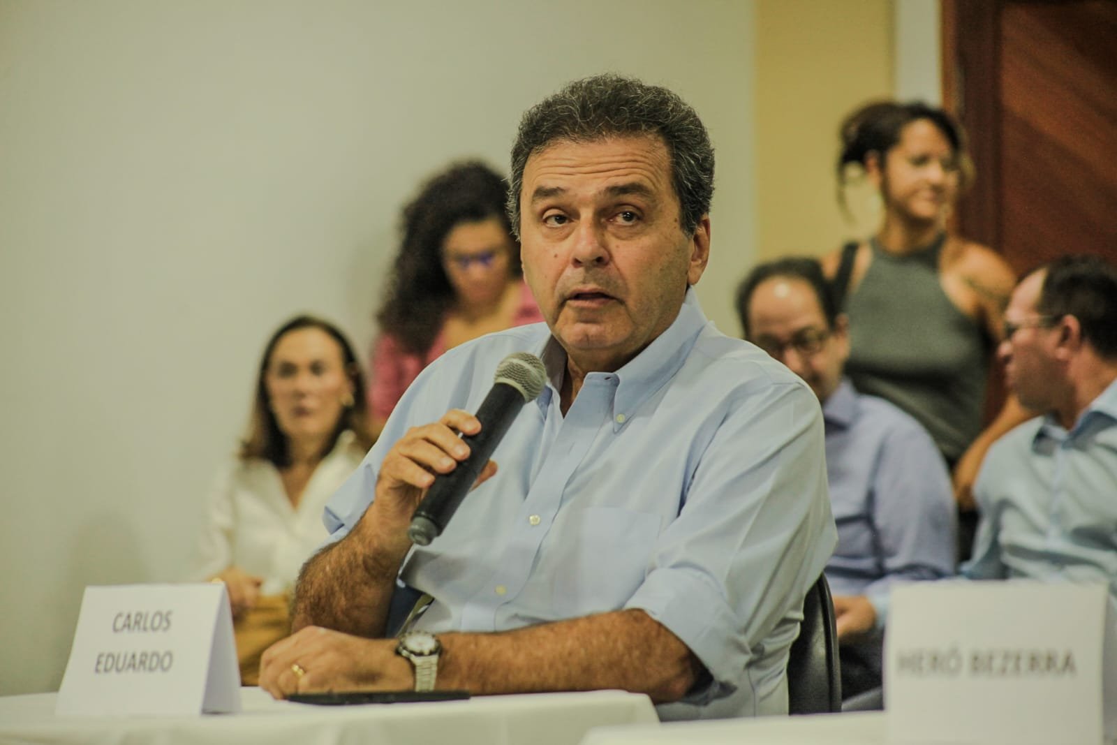 Carlos Eduardo convoca coletiva de imprensa  para anunciar posicionamento no segundo turno