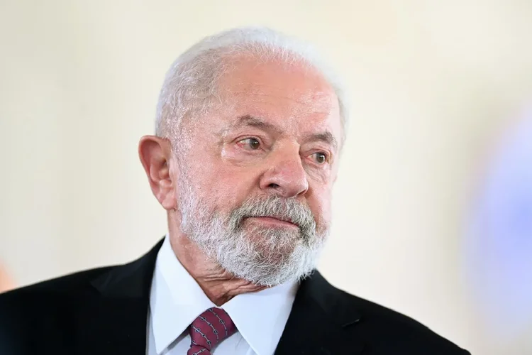 Lula bate a cabeça, pega pontos e cancela viagem à Rússia