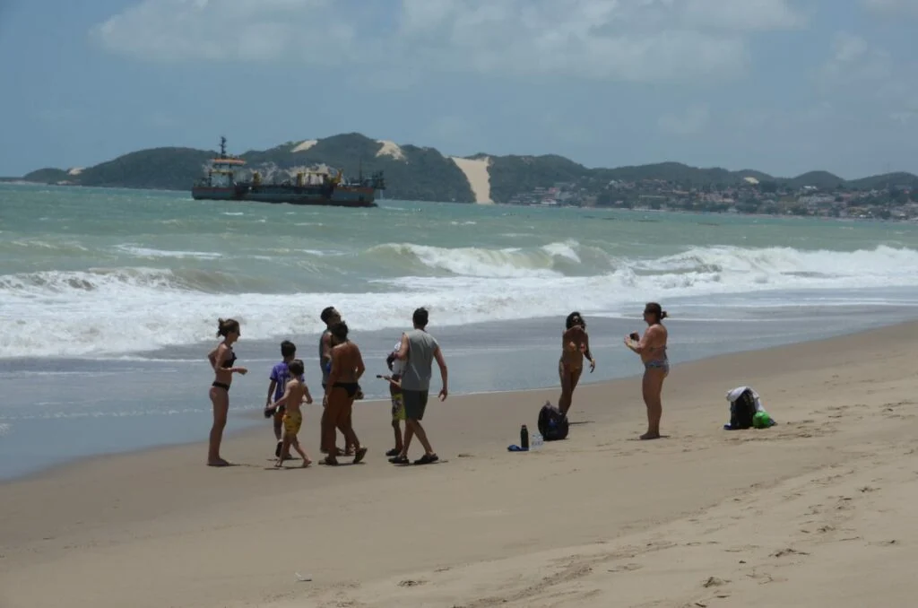 Trecho da obra de engorda de Ponta Negra é liberado para banhistas