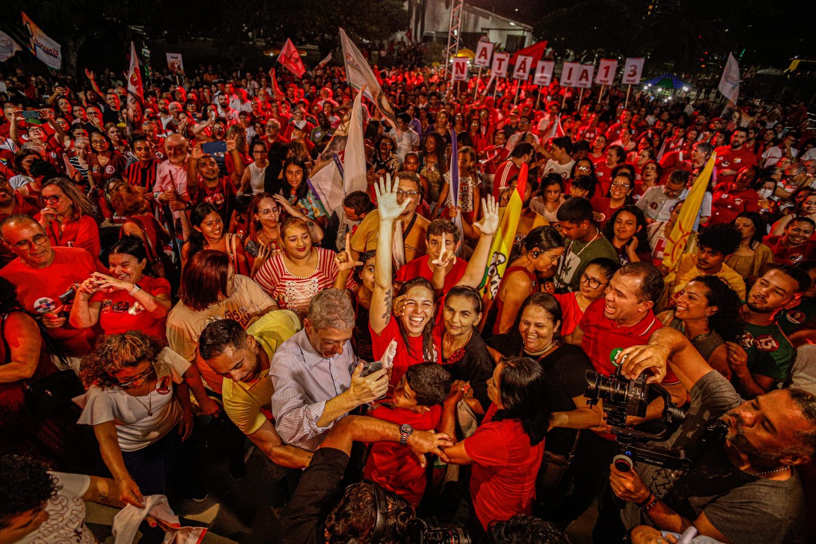 Natália Bonavides inicia campanha do segundo turno com planária ao lado de apoiadores