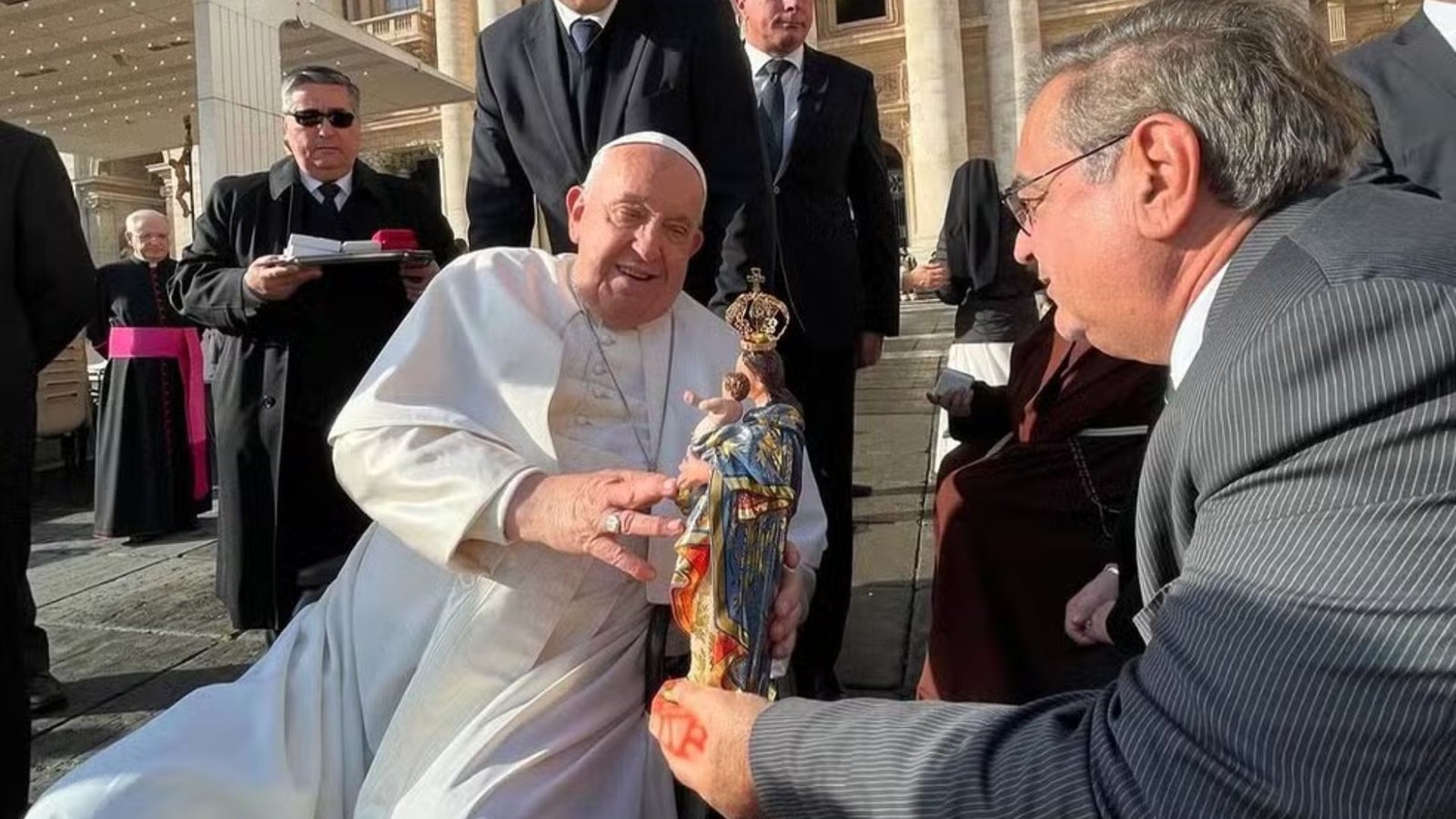 Álvaro Dias entrega imagem de Nossa Senhora da Apresentação ao Papa Francisco no Vaticano