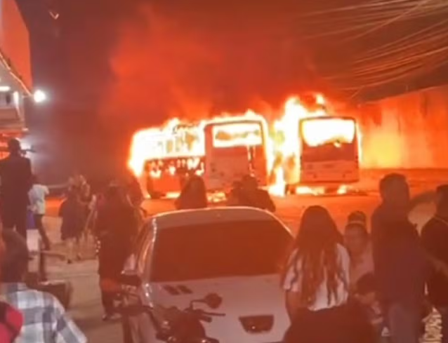 Operação policial resulta em morte, ônibus incendiado e PMs afastados