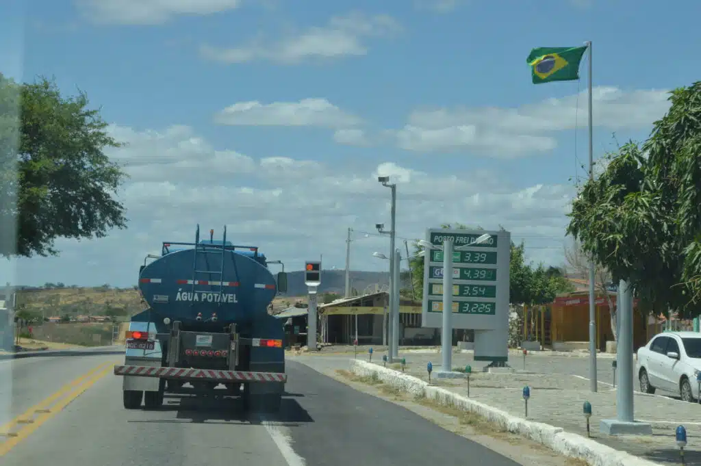 Mais de 1 milhão de nordestinos ficam sem água após suspensão da Operação Carro-Pipa; Ministro diz que dinheiro já foi repassado