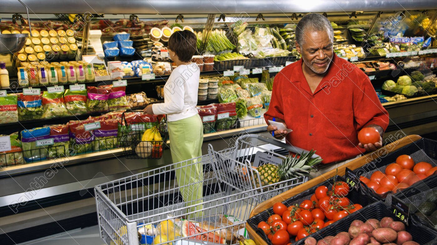 Consumo das famílias sustenta avanço de comércio e serviços em outubro