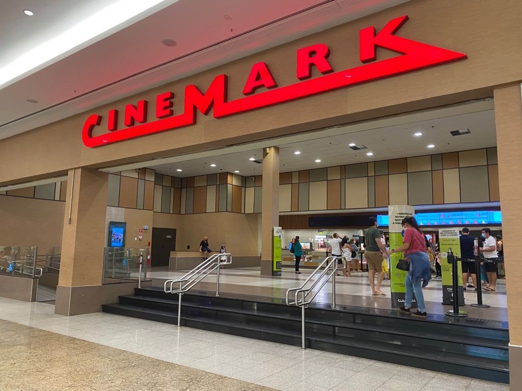 Homofobia em cinema do Midway Mall termina em prisão