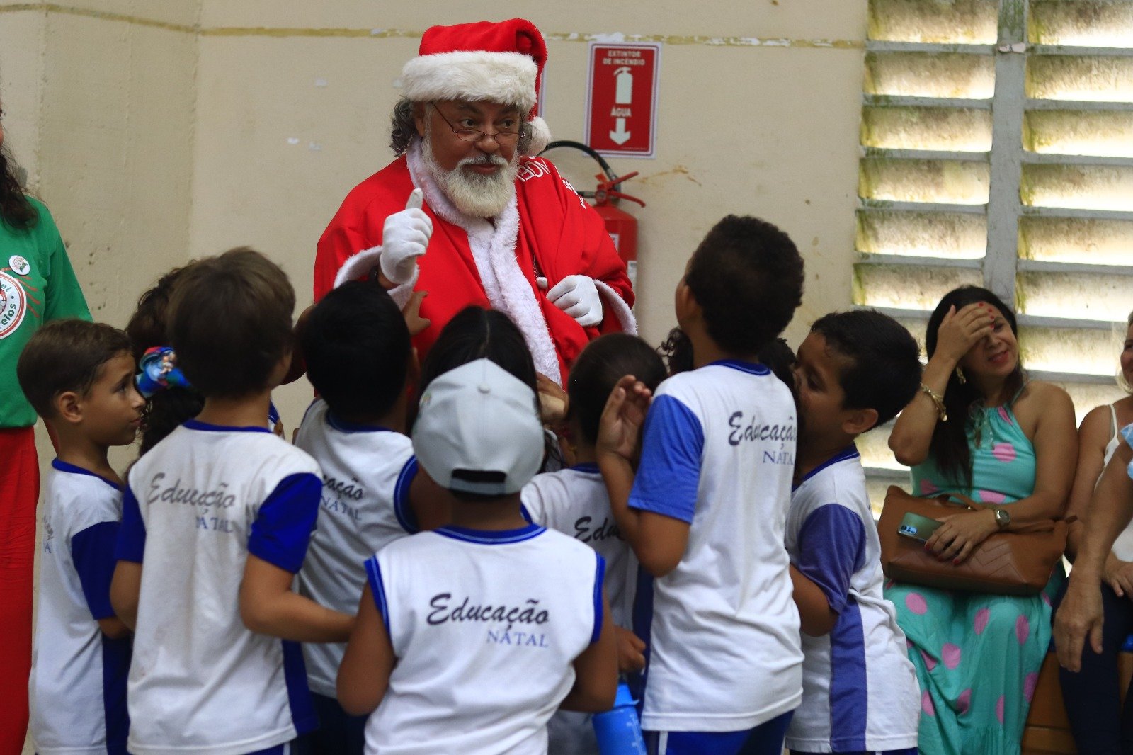 UFRN realiza entrega de presentes da campanha natalina dos Correios