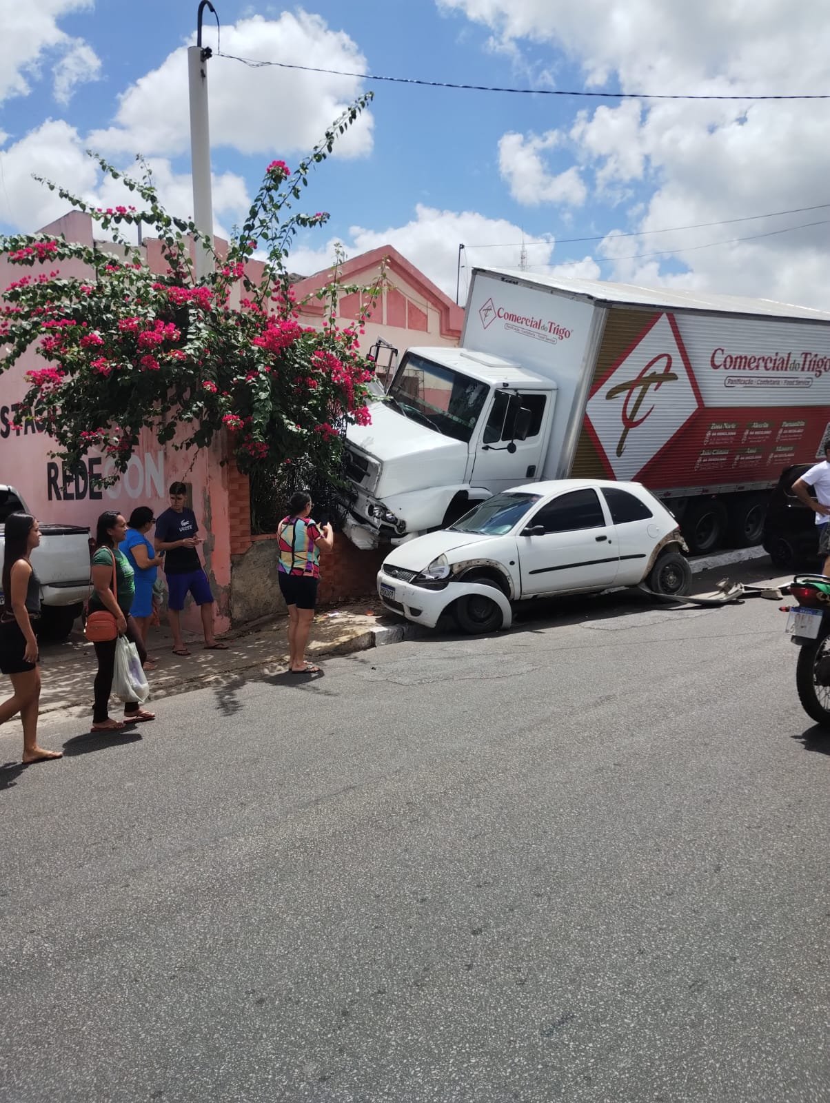 Caminhão atinge carros e uma residência em Ceará-Mirim