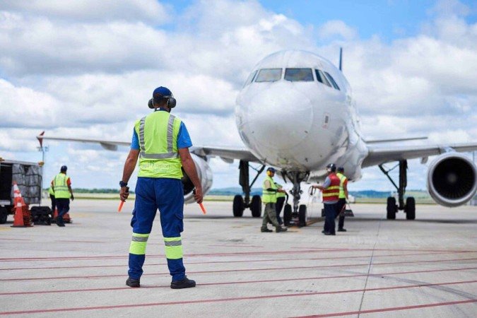 Primeiro voo com brasileiros deportados dos EUA chega ao Brasil nesta sexta-feira (24)