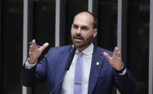 Câmara inicia cobrança de R$ 13 mil de Eduardo Bolsonaro por faltas não justificadas