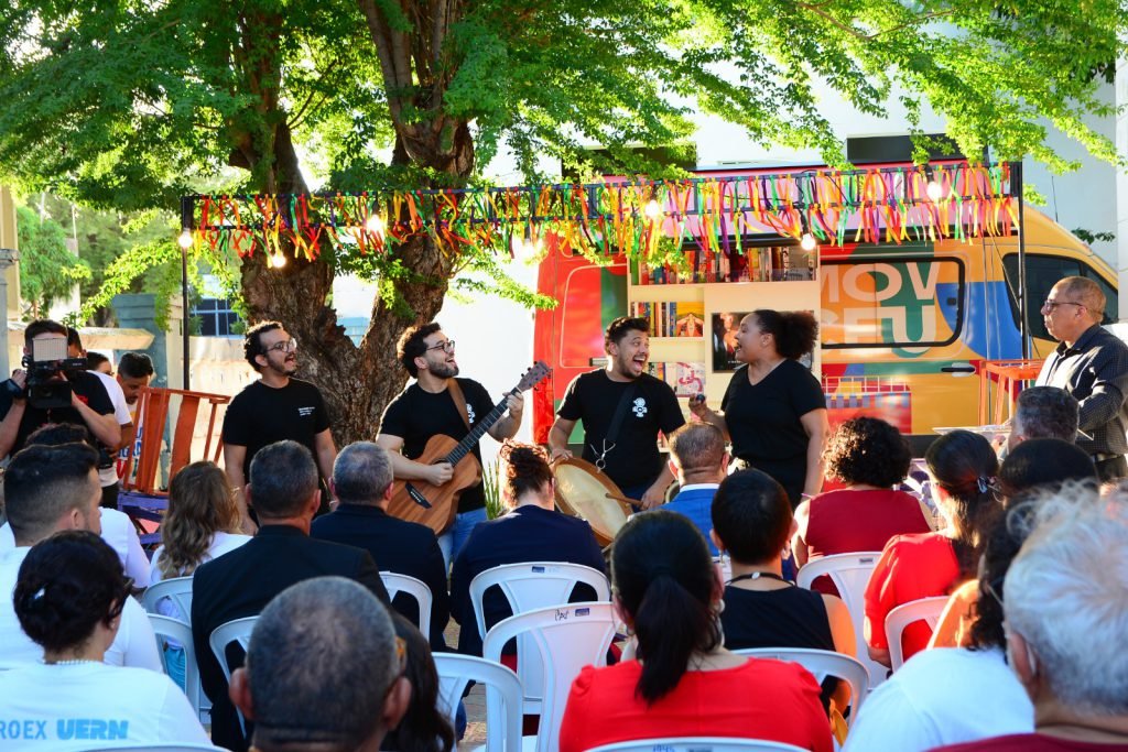 Novo programa da Uern terá van adaptada como equipamento cultural itinerante
