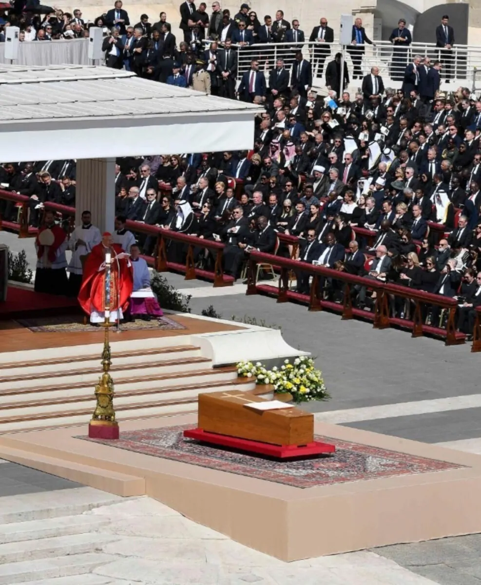 Multidão se despede e Papa Francisco é sepultado em Roma