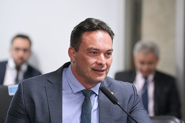 Comissão do Senado aprova projeto de Styvenson que proíbe artistas e atletas em publicidade de apostas esportivas