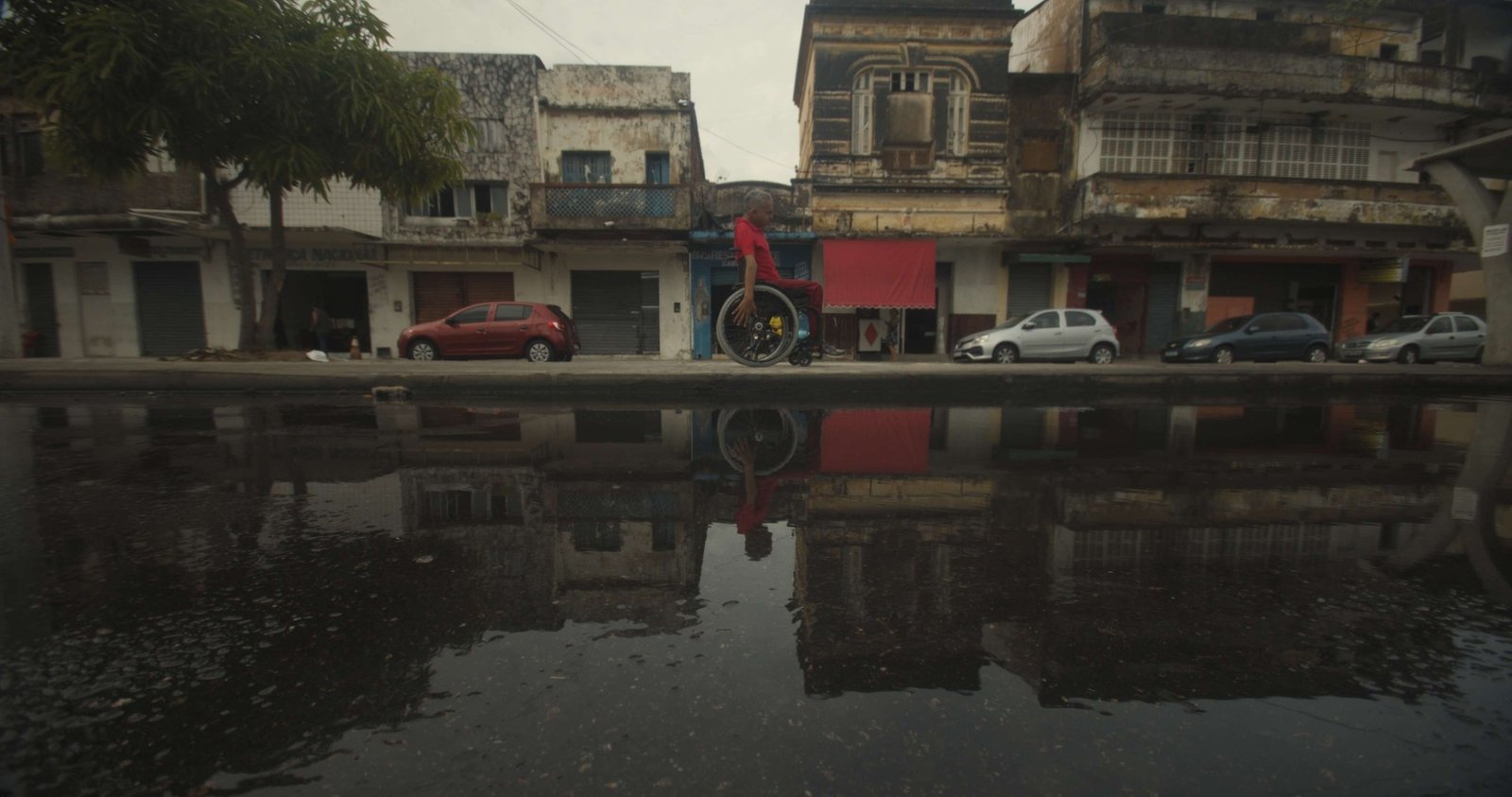 Documentário “Estou adaptado a uma cidade não adaptável” estreia neste sábado e destaca desafios de acessibilidade em Natal 