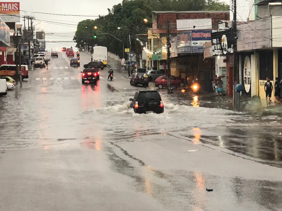 Chuvas provocam alagamentos, queda de árvore e pane em semáforos em Natal