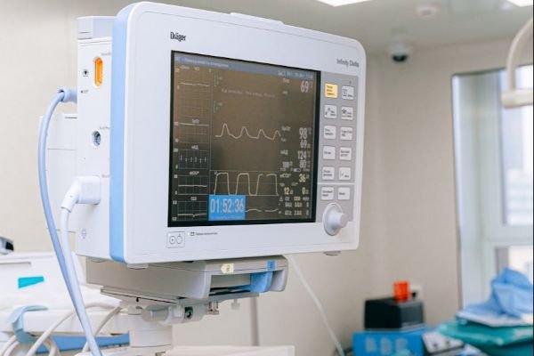 Justiça determina internação em UTI cardiológica e indenização por danos morais após plano negar cobertura a idosa