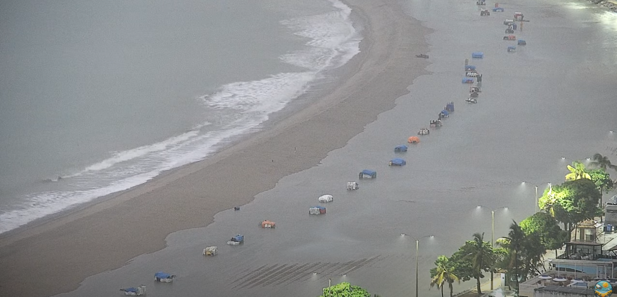 Praia de Ponta Negra amanhece alagada após chuvas