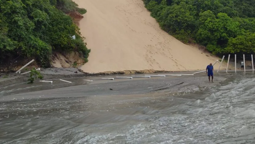 Chuva forte causa nova voçoroca em Ponta Negra e derruba proteção do Morro do Careca
