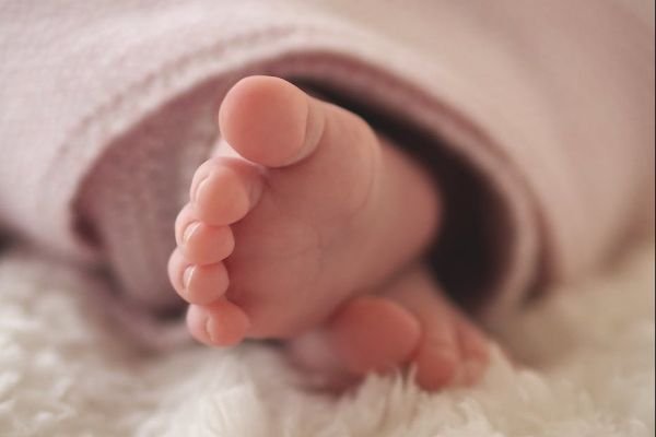 Família será indenizada após bebê sofrer sequelas por ingestão de líquido amniótico e erro em diagnóstico