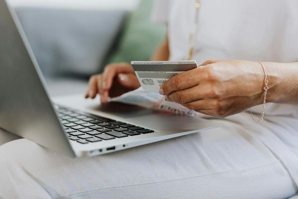 Justiça potiguar condena multinacional de e-commerce por danos morais após cobranças indevidas a vendedora