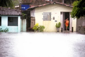 Paulinho Freire veta projeto que previa isenção de IPTU para imóveis afetados por enchentes em Natal