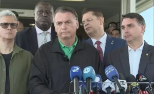 Bolsonaro reage a parecer da PGR, nega golpe e diz que filho seria preso ao voltar ao Brasil