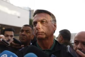 Risco de fuga aos EUA levou STF a impor tornozeleira e proibir Bolsonaro de contato com embaixadores e Eduardo Bolsonaro