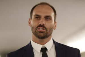 Eduardo Bolsonaro afirma ter contas bancárias bloqueadas por decisão de Alexandre de Moraes
