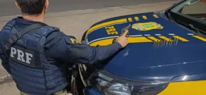 Suspeito de integrar quadrilha do “novo cangaço” é preso pela PRF com arma escondida no motor do carro